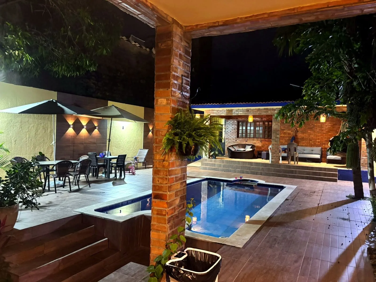 Piscina à noite