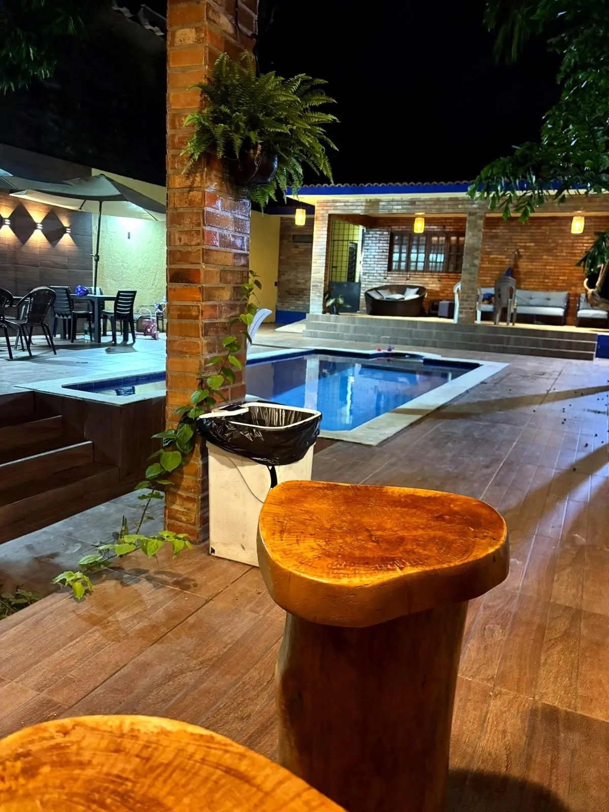 Bar e piscina à noite