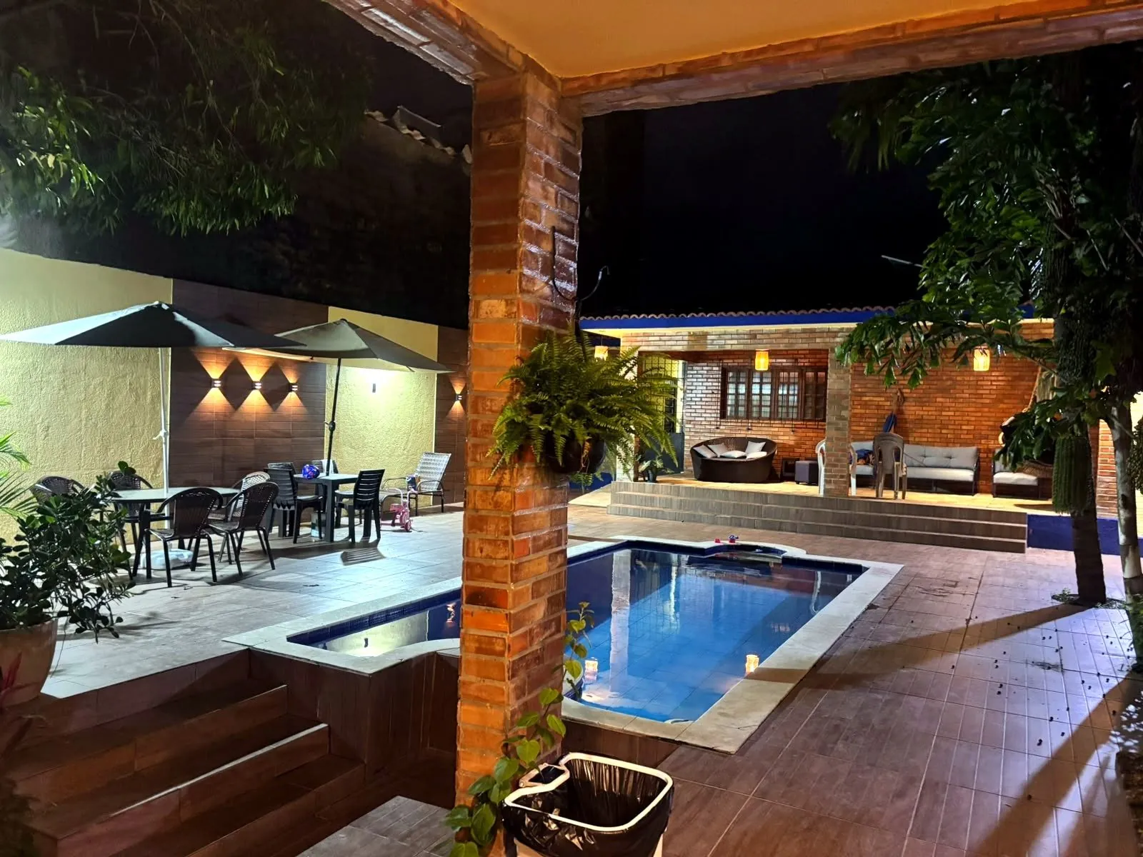 Piscina à noite
